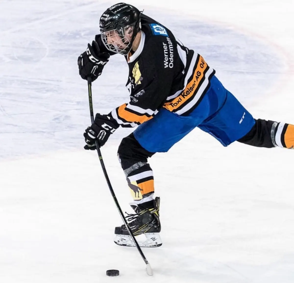Pascal Brunner-Nikolla, number 47, carrying the puck in an ice hockey game